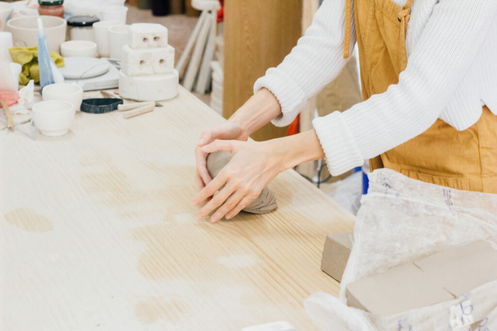 Rosa empezando a crear una pieza de cerámica con losa