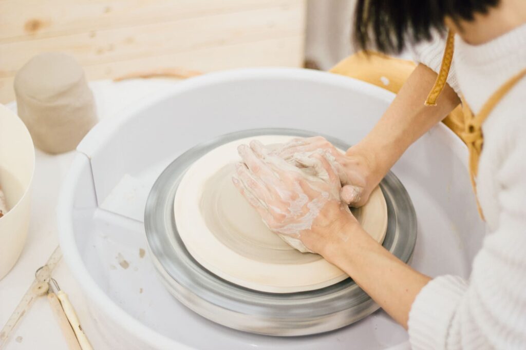 Creando en torno una pieza artesanal de cerámica