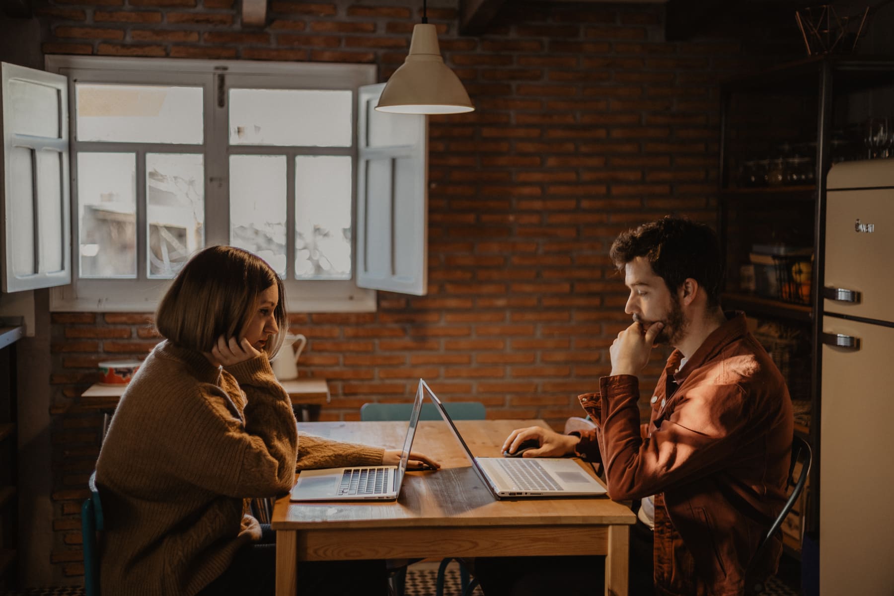 diseño web albacete trabajando en una zona de la casa